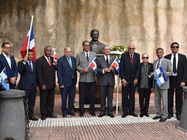 Directivos del Instituto Duartiano en el aniversario del fallecimiento del patricio.