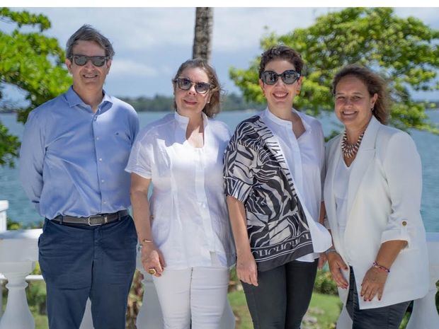 Genaro Benítez, Country Manager de Bahía Príncipe en República Dominicana; Tammy Reynoso, viceministra de Fomento - Ministerio de Turismo; Mónika Infante, directora de Aeropuertos Dominicanos Siglo XXI (AERODOM); Teresa Arizti, Chief Marketing Officer (CMO) de Soltour Travel Partners.
