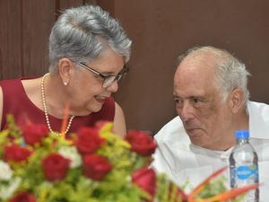 Los historiadores María Filomena González Canalda, coautora del libro y dos veces Premio Nacional de Literatura y Bernardo Vega, tesorero de la Sociedad Dominicana de Bibliófilos.