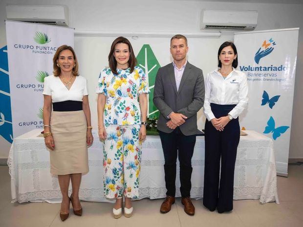 Haydée Rainieri, presidente del patronato de la Fundación Grupo Puntacana; Noelia García de Pereyra, presidenta del Voluntariado Banreservas; Jake Kheel, vicepresidente de la Fundación Grupo Puntacana, y Sabrina Andújar, directora del Voluntariado, tras la firma del acuerdo. 
