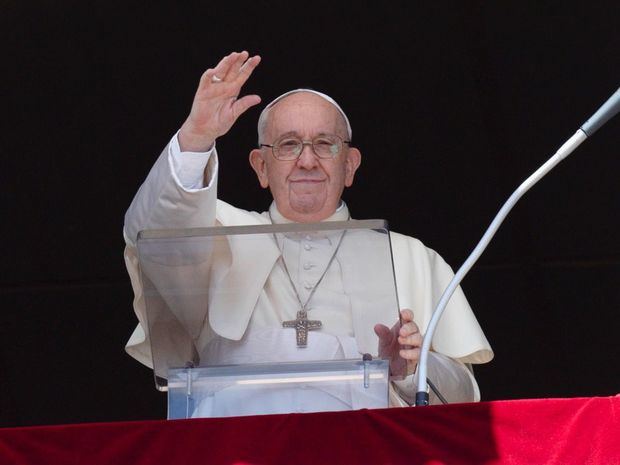 El papa Francisco dirigiendo la oración del Ángelus desde la ventana de su oficina con vista a la Plaza de San Pedro en la Ciudad del Vaticano.