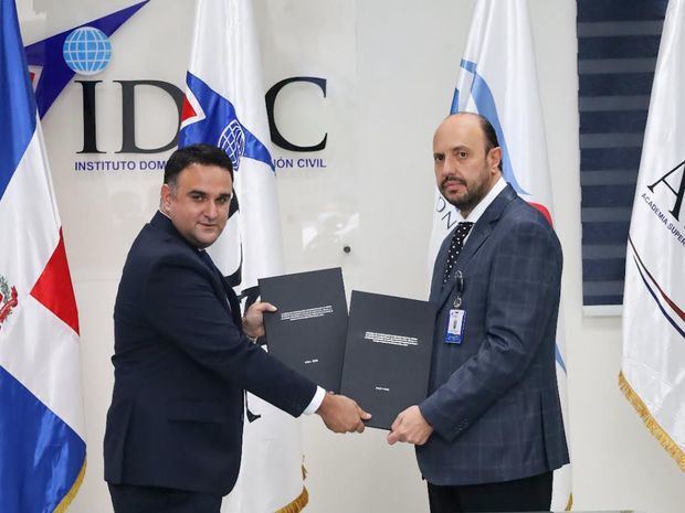 Román E. Caamaño, director general del IDAC y Juan José Miquilena Ruotolo, director de IASCA firmaron el acuerdo de cooperación interinstitucional.