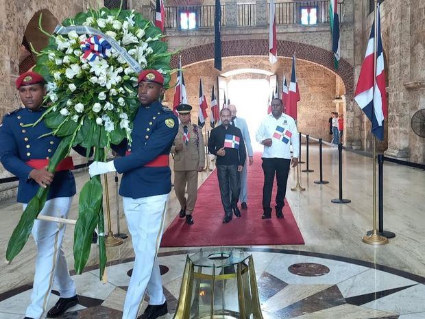 La guardia de honor desfila con la ofrenda floral para colocarla en el Panteón de la Patria. 