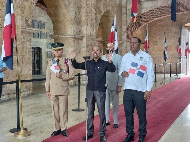 Juan Pablo Uribe, en el  centro mientras ofrece el discurso de rigor, le acompañan el Coronel Juan Manuel Lora Fernández y Juan Alberto Michel.