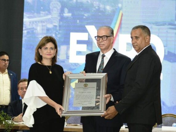 Oliverio Espaillat recibe reconocimiento de Raquel Peña y Luis Manuel Méndez.