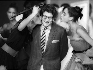 Yves Saint Laurent en un desfile temporada de Otoño en París,1987.