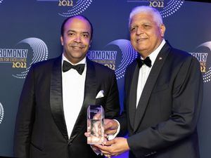 Samuel Pereyra, junto a Elnio Durán, embajador dominicano en el Reino Unido de Gran Bretaña e Irlanda del Norte, en la ceremonia de premiación de la revista Euromoney. 
