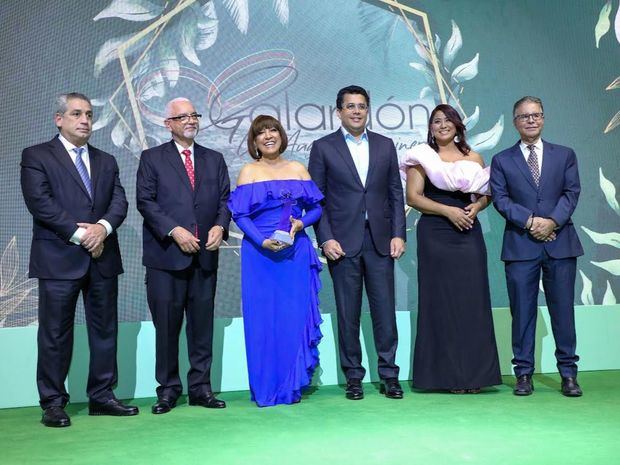 Galardón Marca República Dominicana a Milly Quezada, la reina del merengue. Entregan el galardón Fernando Hazoury, Wilson Rodríguez, David Collado, Yenny Polanco Lovera y Luis José Chávez. 
