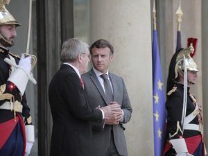 Macron respalda inauguración de París 2024 en el Sena