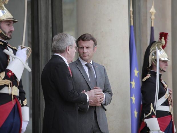 Macron respalda inauguración de París 2024 en el Sena.