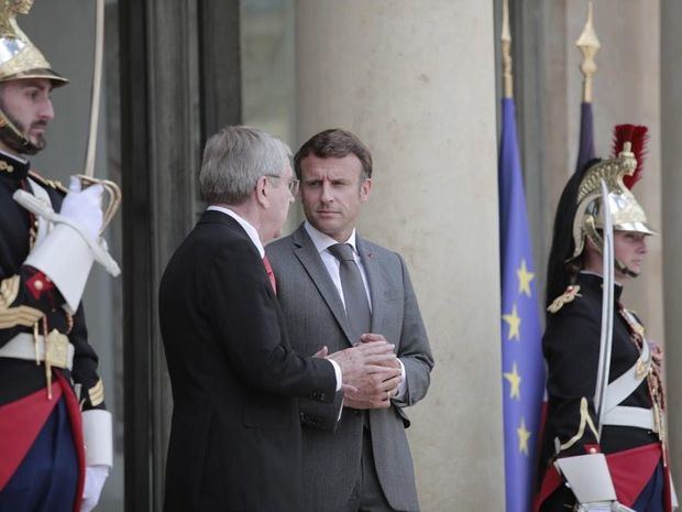 Macron respalda inauguración de París 2024 en el Sena.