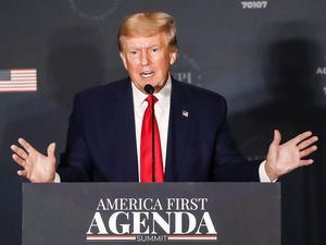 El expresidente de Estados Unidos Donald Trump habla durante la cumbre del centro de pensamiento conservador America First Policy Institute en Washington, EE.UU.
