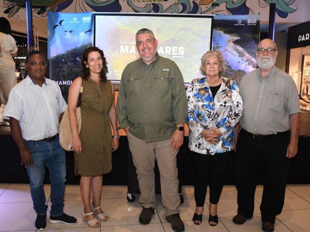 Kelvin Guerrero, Yolanda León, Pedro Genaro, Yvonne Arias y Sixto Incháustegui.