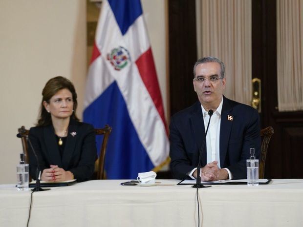 Raquel Peña junto al Presidente Luis Abinader.