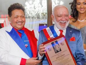 Coronan a Jochy Santos "Rey de la Gran Parada Dominicana" del Bronx