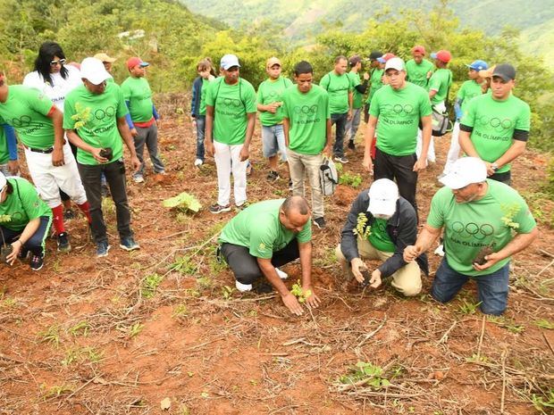 Gilberto García, Nestor Puente y  Julio César Medina, mientras siembran arboles en en el Derrumbado, de la comunidad La Ciénaga de San José de Ocoa.