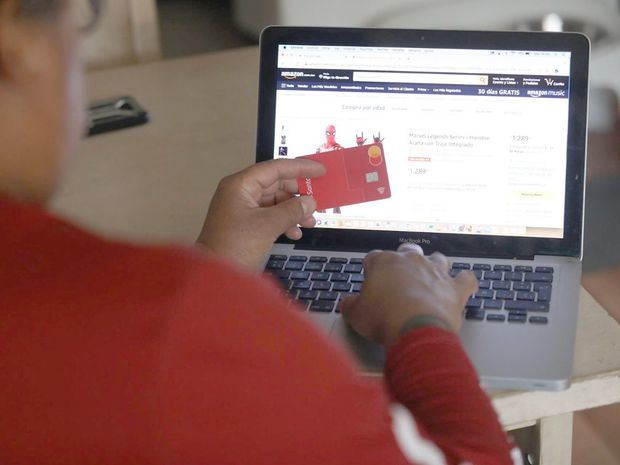 Una persona realiza una compra por internet con su tarjeta bancaria, en una fotografía de archivo.
