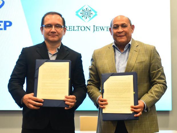 Director general de Laurearon Jewely, Fernando Castañedas y Rafael Santos Badía, director general de INFOTEP luego de la firma del acuerdo.