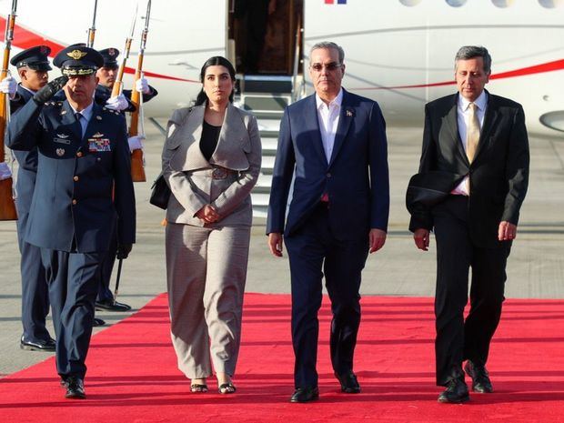 Presidente Abinader llega a Colombia para participar en la toma de posesión de Gustavo Petro.