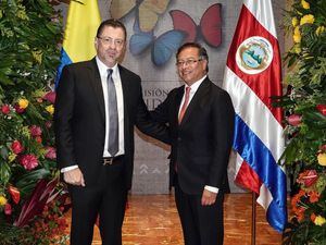 Fotografía cedida por la Cancillería de Colombia del Presidente de la República de Costa Rica, Rodrigo Chaves (i), durante una reunión con el presidente electo de Colombia Gustavo Petro en Bogotá, Colombia.