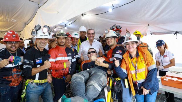 Presidente Abinader reza Padre Nuestro tras el rescate de mineros atrapados .