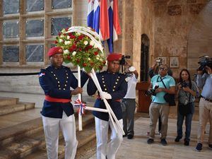 Una guardia de honor rinde honores militares.
