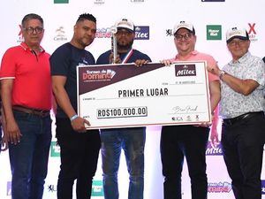 Ganadores 1er. lugar Elbys Luis Custodio y Arbis Oliver Alcántara, entregan Roberto Rosario, Guido Gil y Jorgen Pedersen.