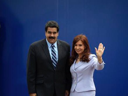 La presidenta argentina, Cristina Kirchner (derecha), saluda junto al presidente venezolano, Nicolás Maduro, durante la 47ª Cumbre del Mercosur, en Paraná, Entre Ríos, Argentina, el 17 de diciembre de 2014.