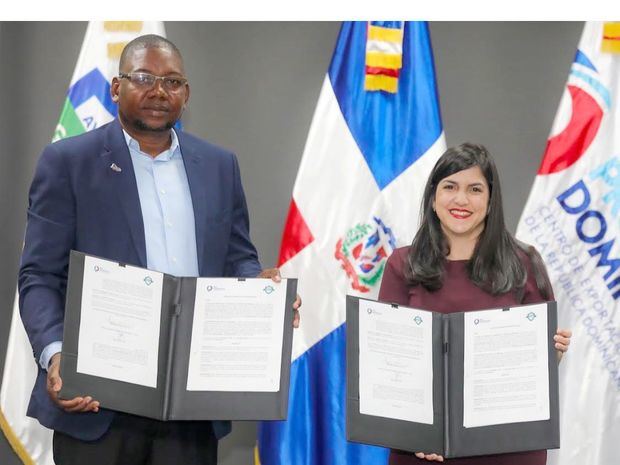 Noel Cedeño Olmo, Alcalde de Guayacanes y Biviana Rivero Disla ejecutiva de Prodominicana.