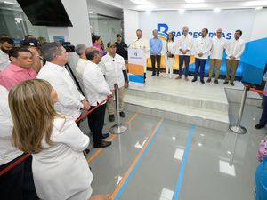 Monseñor Ramón Alfredo de la Cruz Baldera, obispo de la Diócesis de San Francisco de Macorís, realiza la bendición de la nueva oficina de Banreservas en San Francisco de Macorís.