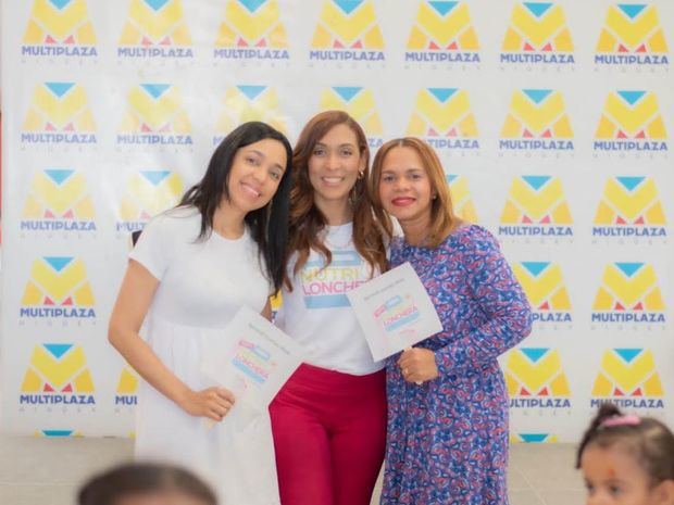 Dra. Mariella Cedano y Dra. Lissette Rodriguez junto a Yadira Pimentel.