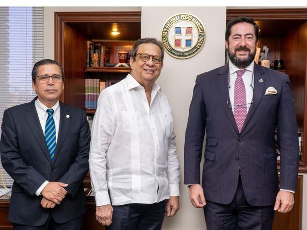 Lic. Aldo Erazo, Rector Arq. Miguel Fiallo Calderón y el Dr. José María de Sandoval.