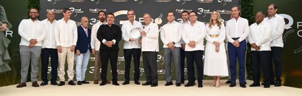 Presidente Luis Abinader recibe reconocimiento por la Asociación de Productores de Cigarros  Procigar.