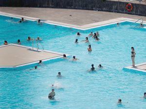 El aumento de las temperaturas produce un mayor consumo de agua en las piscinas