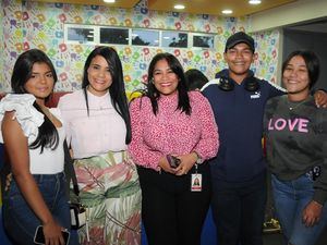 Elizabeth Marte, Yulisa Decena junto a sus hijos e hijas.