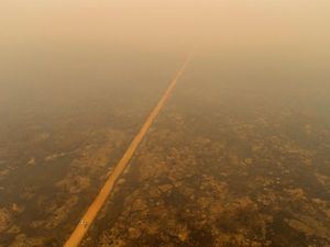 Una masa de humo cubre parte de la Amazonía por causa de incendios