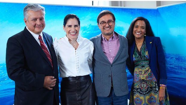 En la imagen, Sergio Campos (i), Lorena Guille (ci), Hugo Contreras (cd) y la moderadora Ana María Nuñez (d) posan tras el 'Tal show - Fondos de Agua' durante la Semana Mundial del Agua en Estocolmo, Suecia.