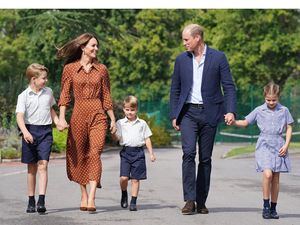 Carlos y Guillermo viajan a Balmoral para estar con la reina Isabel II