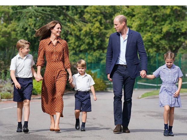 Los duques de Cambridge y sus hijos, este jueves a su llegada al colegio de los más pequeños.