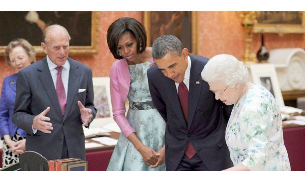 La reina Isabel II (derecha) y su esposo, el príncipe Felipe (izquierda), muestran al espresidente estadounidense Barack Obama (2-derecha) y su esposa Michelle la Colección Real en el Palacio de Buckingham en mayo de 2011.