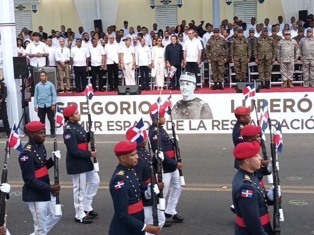 Luis Abinader encabeza el acto, junto a autoridades civiles y militares.