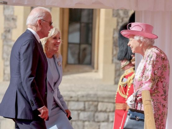 Foto de archivo donde se ve a la reina Isabel II juntos a Joe y Jill Biden en el castillo de Windsor al terminar la cumbre del G7.