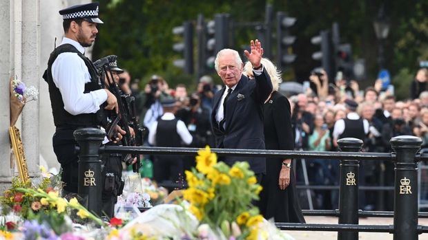 El rey Carlos III saluda a los londinenses a su llegada al Palacio de Buckingham.