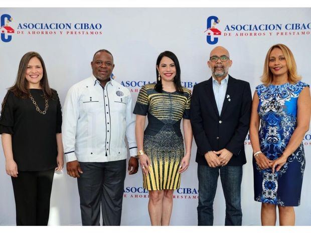 Yara Hernández, Pelagio Pérez, Maribel Abreu, César Perelló y Teresa Reyes.