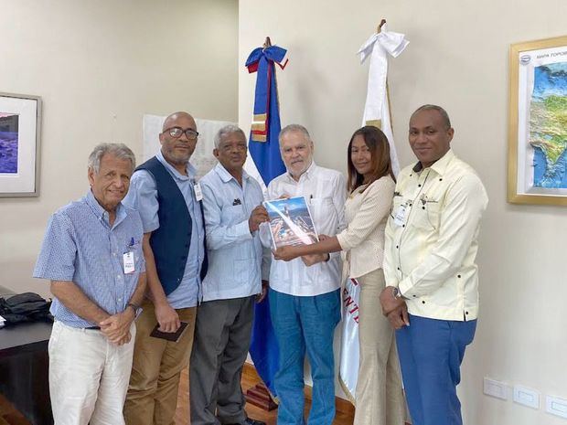 En el centro de la foto, aparece el ministro de Medio Ambiente y Recursos Naturales, Miguel Ceara Hatton. De izquierda a derecha, Enrique de León, David Montes de Oca, Santo Espíritusanto, Ingrid Paulino y Euren Cuevas. 