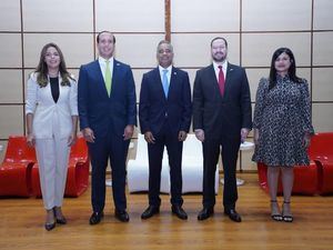 Sol Disla, Directora ejecutiva ANJE; Luis Manuel Pellerano, Presidente; Joel Santos, ministro de la Presidencia; Jaime Senior y Gisselle Valera, Coordinadores Comisión Justicia y Legislación ANJE.