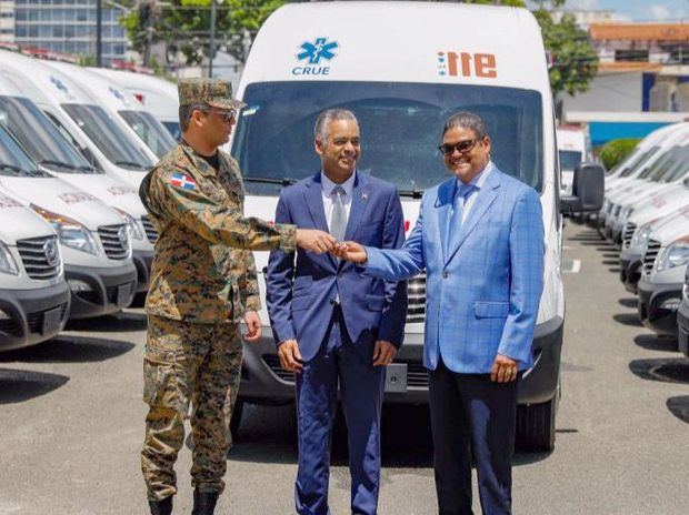 Director ejecutivo del Sistema 911, Randolfo Rijo Gómez, ministro de la Presidencia, Joel Santos junto a Juan Manuel Méndez.