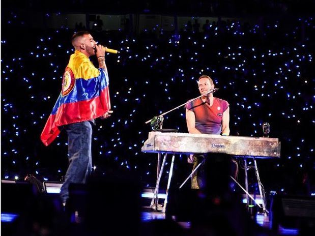 Coldplay sorprendió a sus más de 55.000 fanáticos invitando al joven fenómeno Manuel Turizo al escenario de su concierto en Bogotá, Colombia e interpretando su éxito mundial “la bachata”.