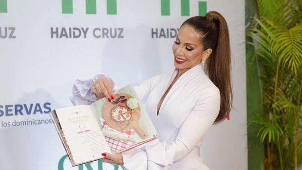 Haidy Cruz mostrando el libro “Sin Dieta Ni Excusas”.