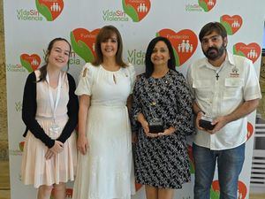 Katherine Motyka, Yanira Fondeur de Hernández, Soraya Lara de Mármol y padre Tomas García.